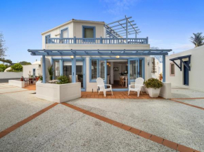 Poolside Waterfront - Orewa Oceanside Villa